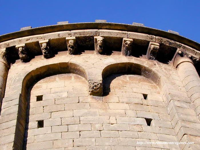 DETALLE DE ARQUERA Y CANECILLOS